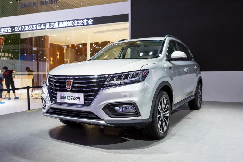 全新荣威950、荣威e950定义“高级轿车” 成都车展亮相售价16.88万起 互联网汽车上市一周年 系统升级带来颠覆式进化